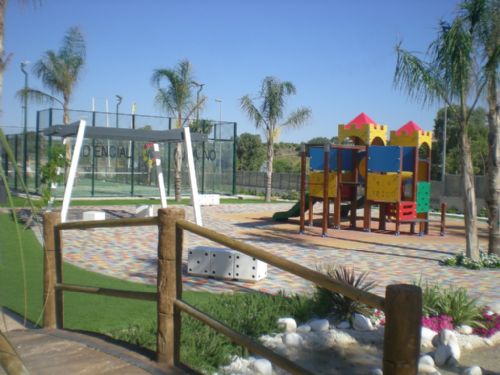 Parque infantil y pista de padel